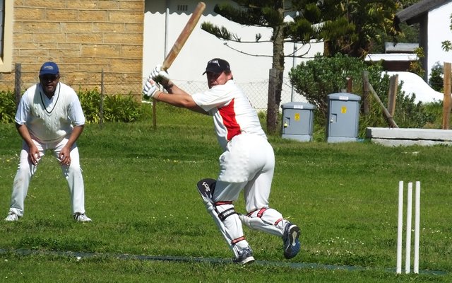 Johan Beets (Gansbaai) speel 'n bal na die bykant.